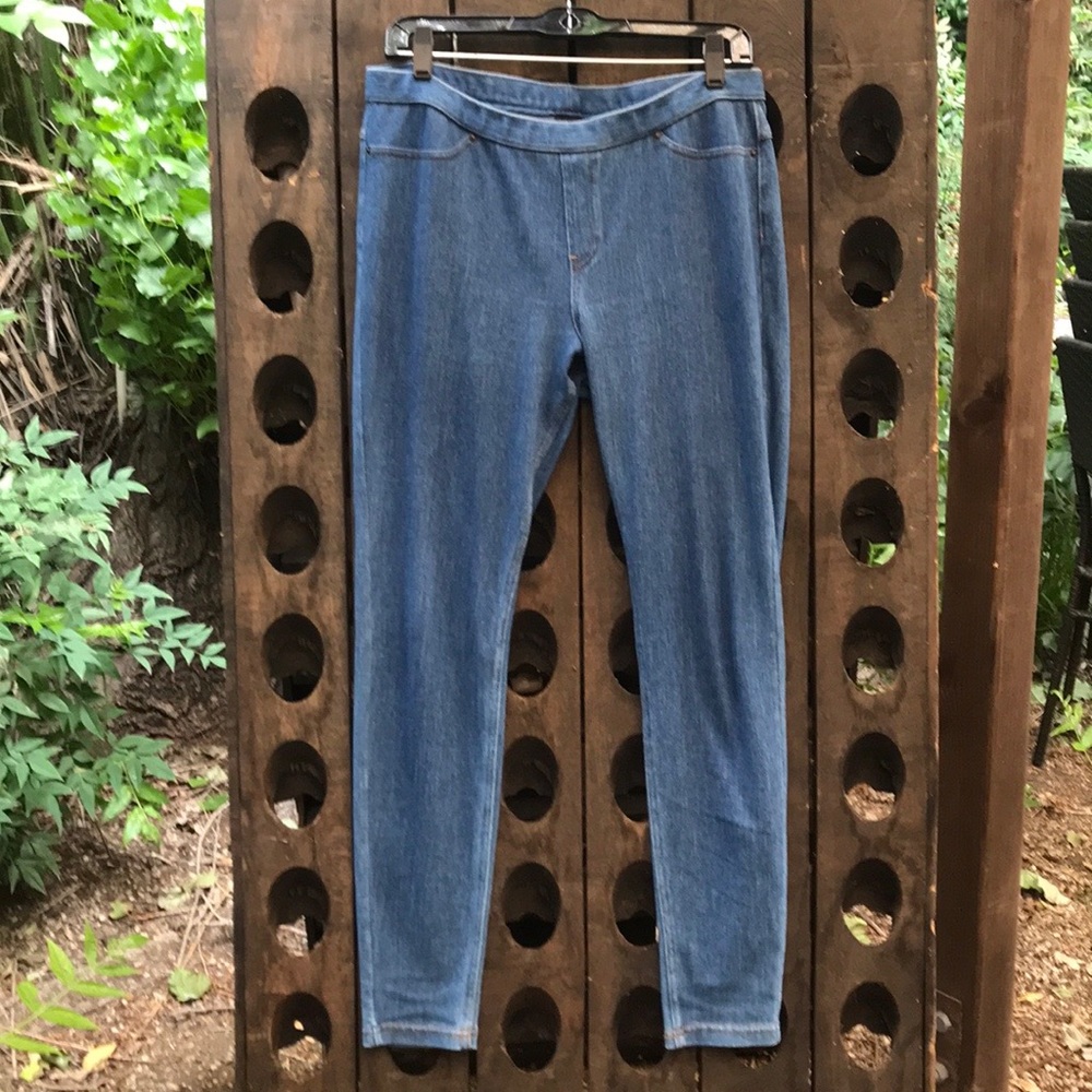 Hue pull on pants! Soft and Comfy! Like New!